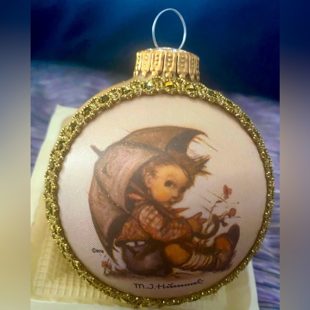 Beautiful New/Vintage 2001 M.I. Hummel Glass Ornament